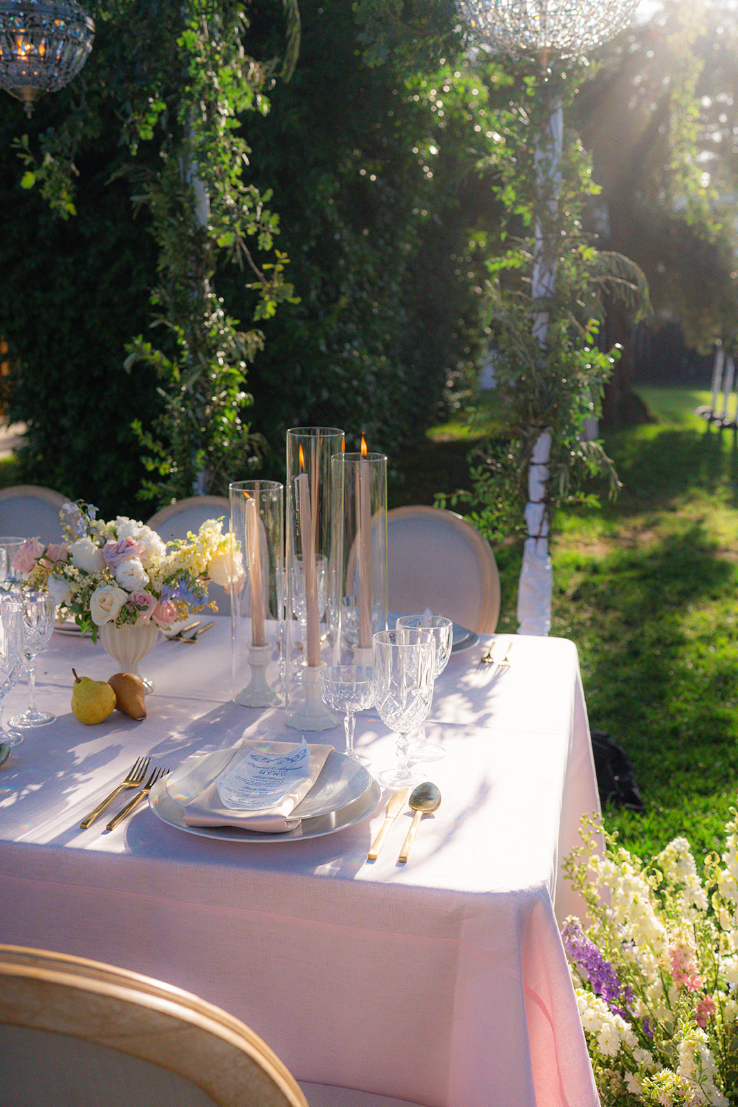 Outdoor garden wedding reception tablescape at sunset at Rainbow Oaks Ranch in Sanger, California.